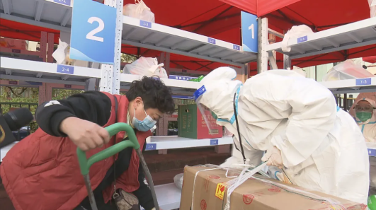 封闭管理小区里，他们加入“大白”队伍共同筑起安全屏障——透视外卖递送“最后一百米”