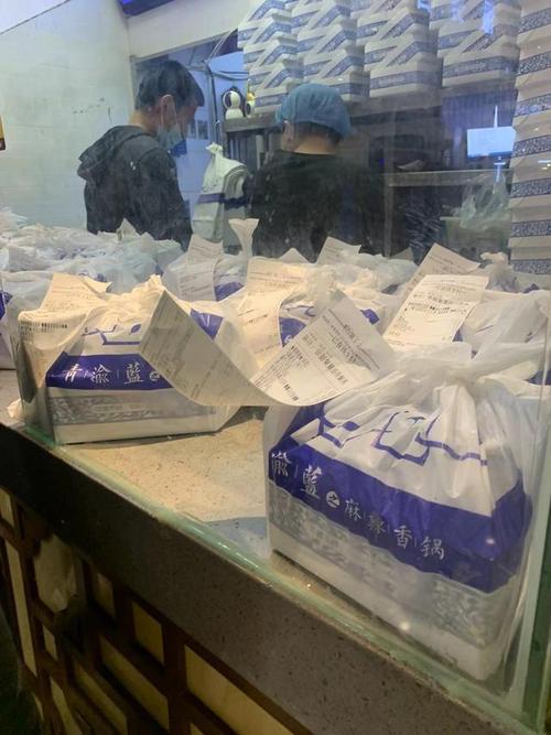 北京"外卖封签"新规调查:外卖小哥拿了就走,看都不看,美食广场仍在无